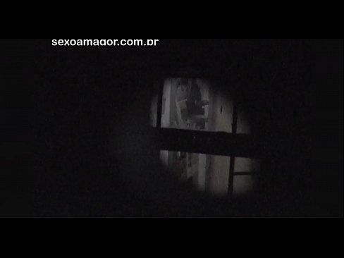 ❤️ 金发女郎被隐藏在空心砖后面的邻居偷窥者偷偷录影 Porn video