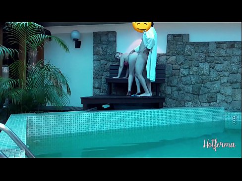 ❤️ 老板邀请女佣去泳池，却忍不住要来个热辣的 Porn video