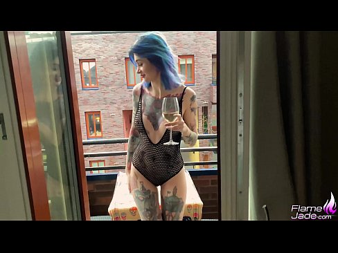 ❤️ 巨大的女孩大口吸吮，在空旷的天空下热情地做爱 Porn video