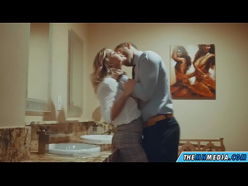 ❤️ 当一个胸大无脑的金发女郎在公共厕所里勾引你时 Porn video